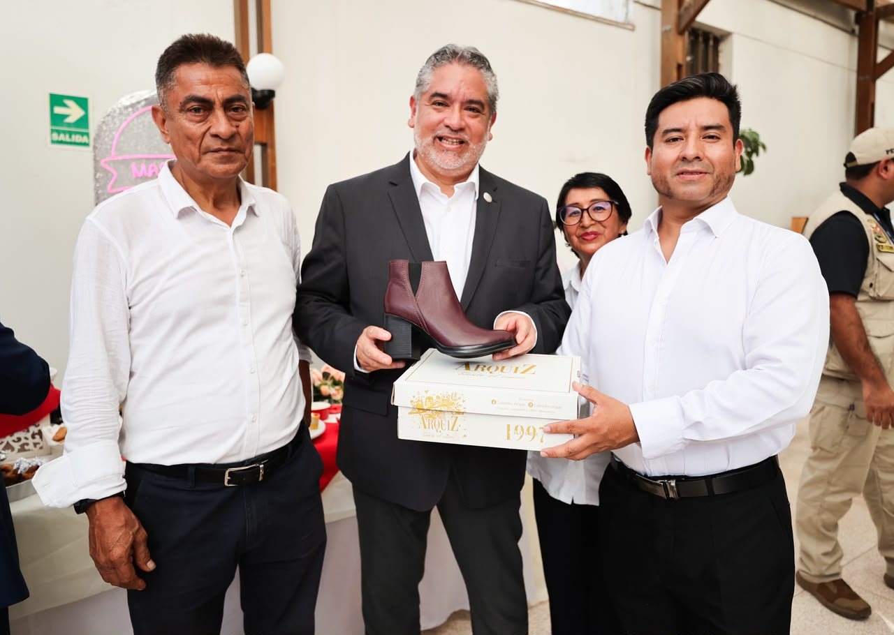 Foto oficial de PRODUCE con congresista peruano Diego Bazán,  ministro de la Producción del Perú Juan Carlos Requejo y