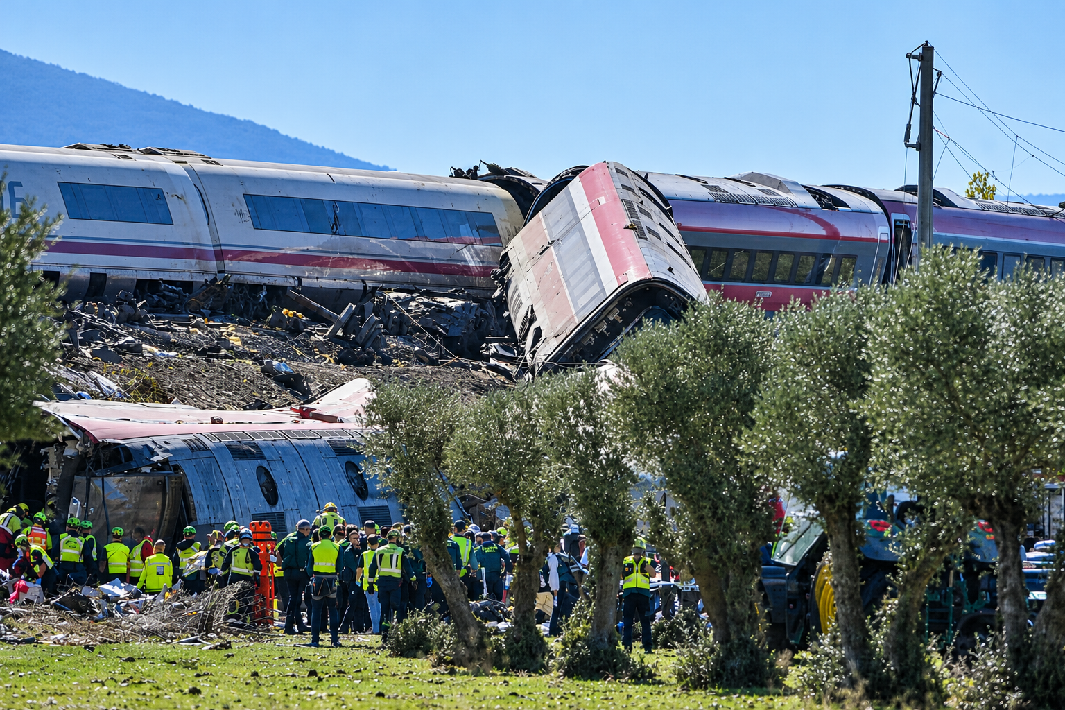 Los servicios de emergencia trabajan en el lugar de un accidente ferroviario entre un tren de alta velocidad Renfe AVE y un tren Iryo, ocurrido en la provincia de Toledo