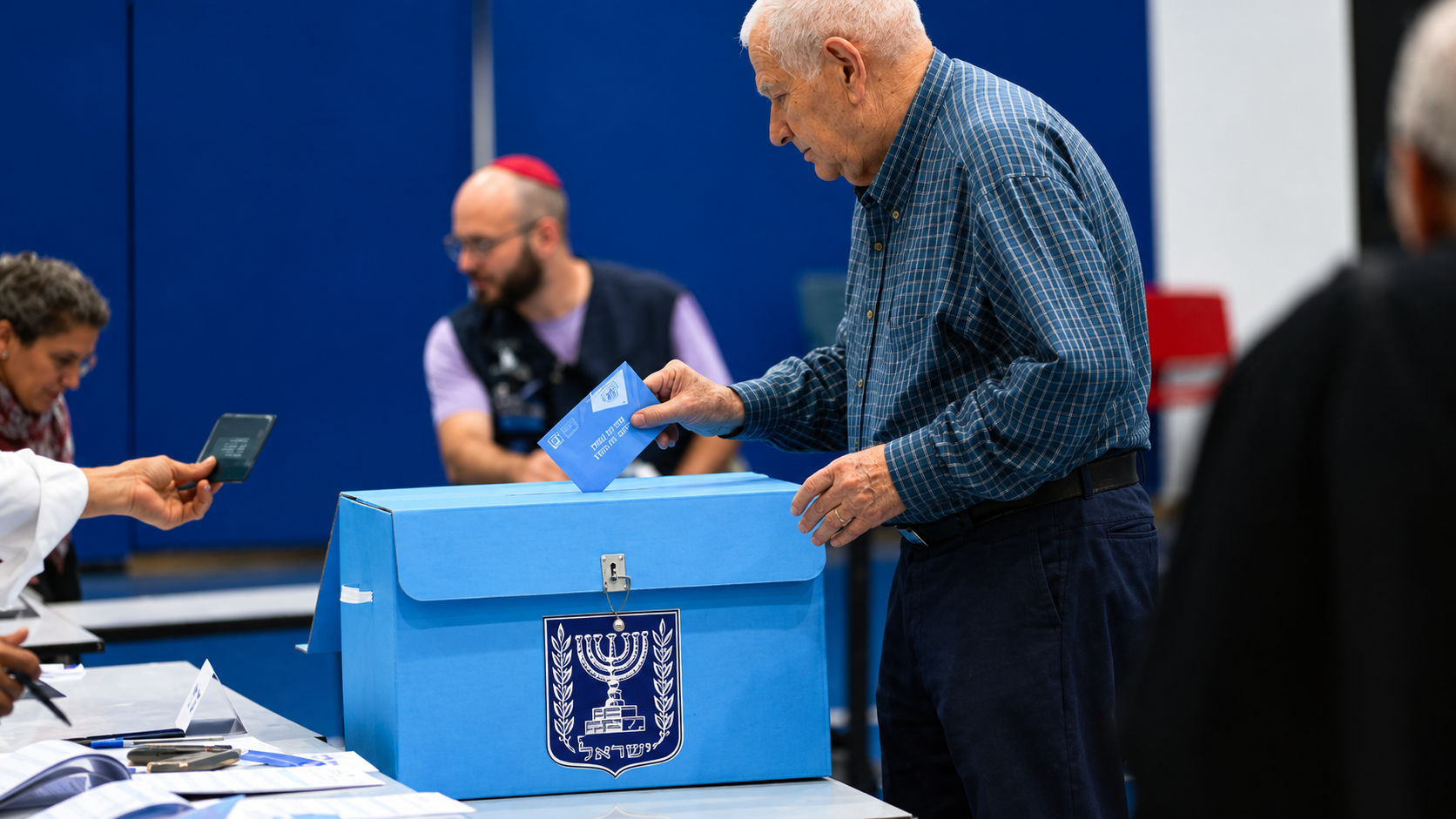 Un hombre israelí vota en un centro de votación durante las elecciones legislativas, en Jerusalén, el 27 de octubre de 2026